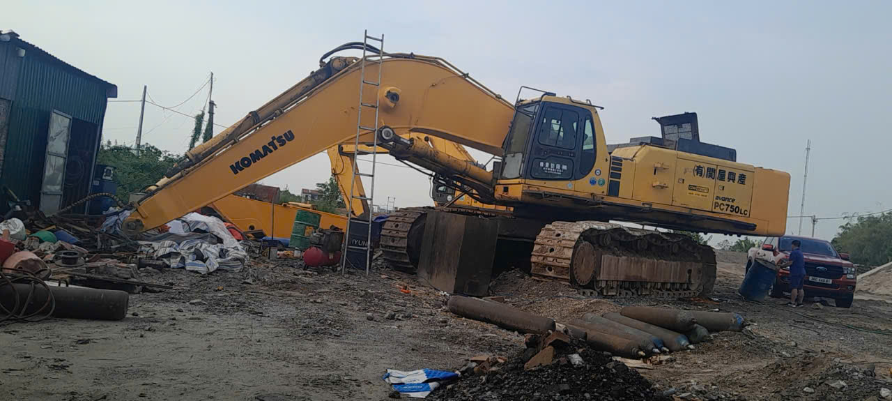 Hình Ảnh Xe Xúc Điện Yanmar ViO55 Vận Hành Tại Trạm Trộn Bê Tông Hà Nội